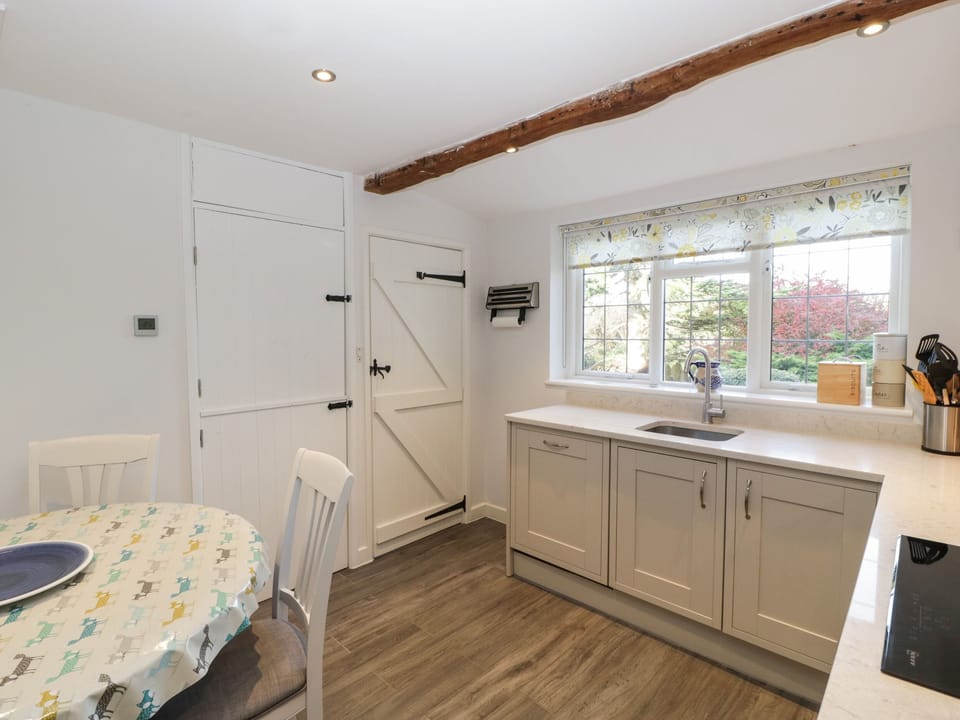 Cottage | Private kitchen | Fridge, microwave, dishwasher, electric kettle