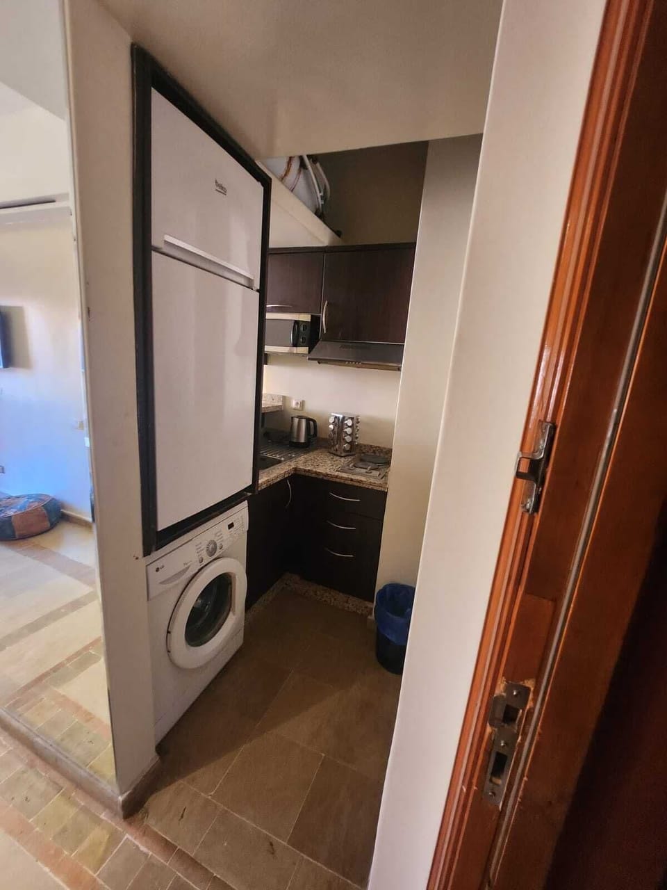 Comfort Apartment | Private kitchen | Microwave, paper towels