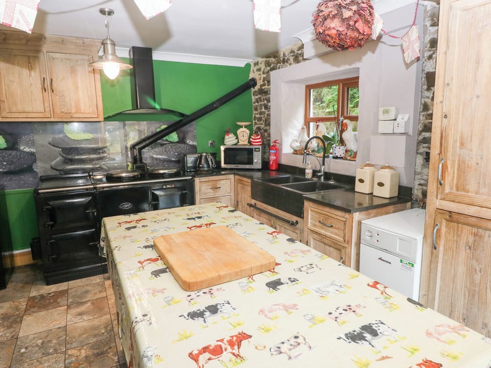 Cottage | Private kitchen | Fridge, microwave, dishwasher, electric kettle
