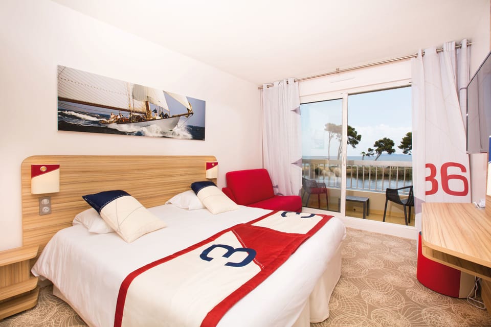In-room safe, desk, soundproofing, free WiFi
