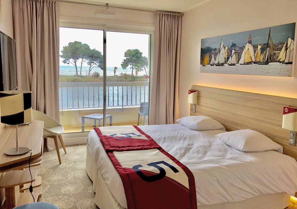 In-room safe, desk, soundproofing, free WiFi