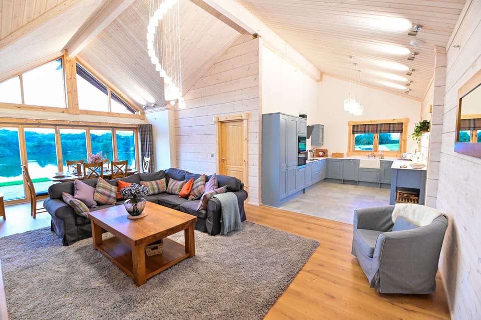 Cabin | Living room | 30-inch TV with cable channels