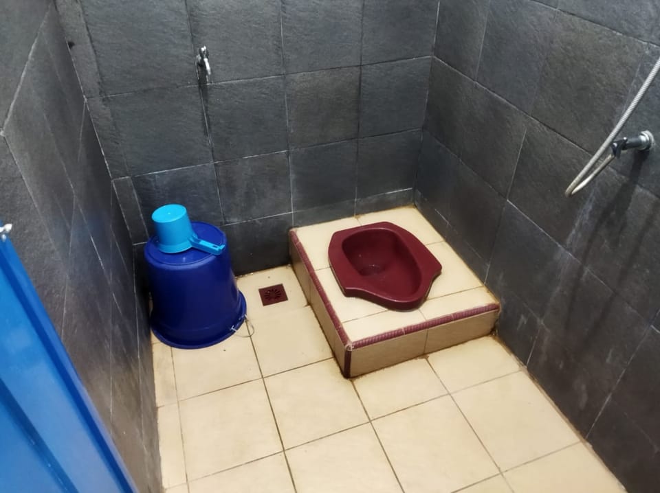 Standard Room, 1 Queen Bed, Non Smoking | Bathroom | Shower, rainfall showerhead, free toiletries, towels