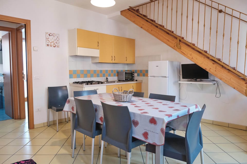 Apartment, 3 Bedrooms | Dining room