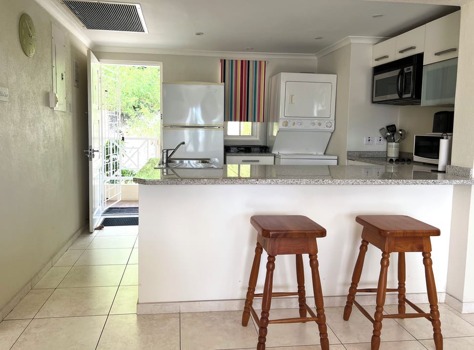 Apartment, 2 Bedrooms, Balcony, Garden View | Living area