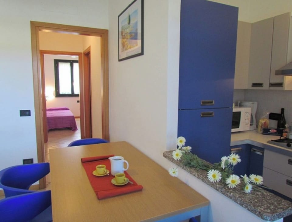 Apartment, 2 Bedrooms, Patio, Garden View | Dining room