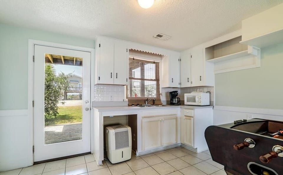 House, 6 Bedrooms | Private kitchen | Fridge, oven, coffee/tea maker, toaster