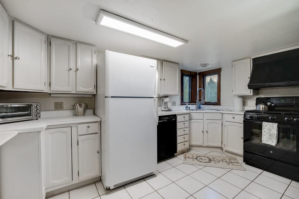 House, 3 Bedrooms | Private kitchen | Fridge, oven, coffee/tea maker, toaster