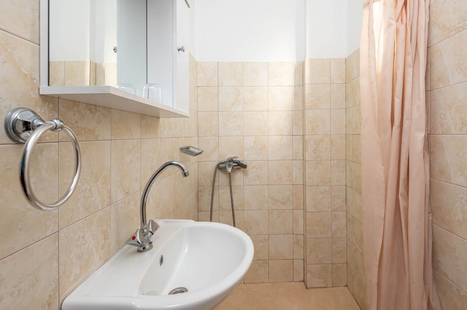 Basic Studio | Bathroom | Towels