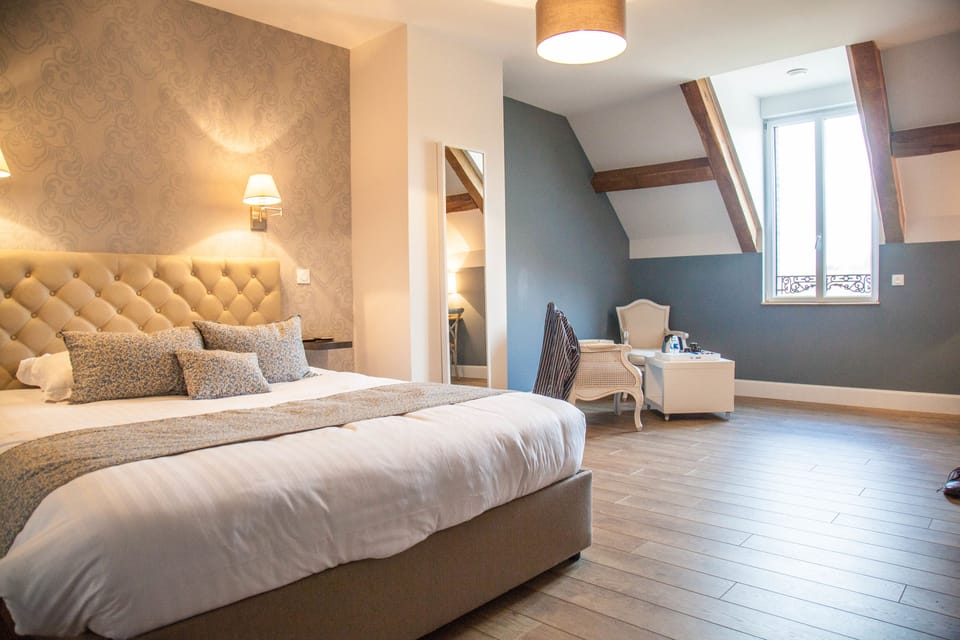 1 bedroom, individually decorated, individually furnished, desk