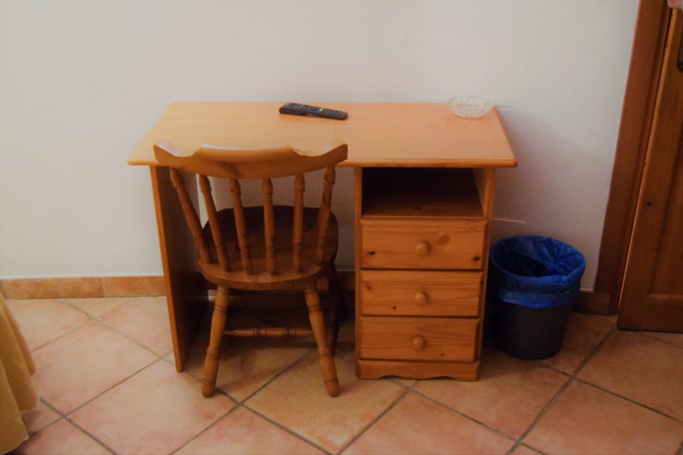 Classic Triple Room, Mountain View | Interior