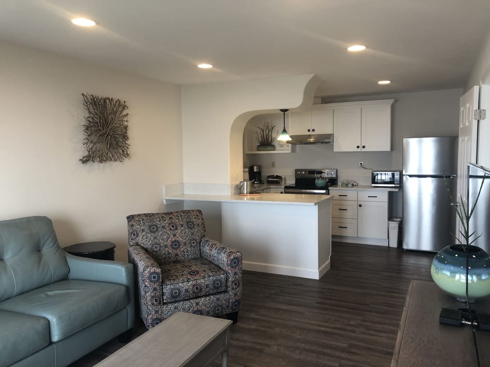 King Suite Kitchenette w/ Deck 1st Floor | Private kitchenette | Microwave, coffee/tea maker