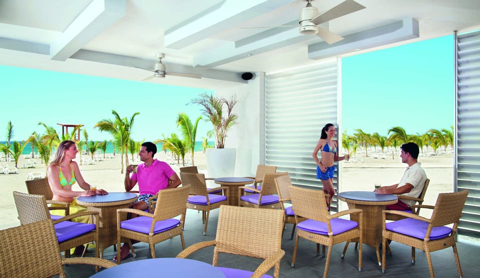 Poolside bar