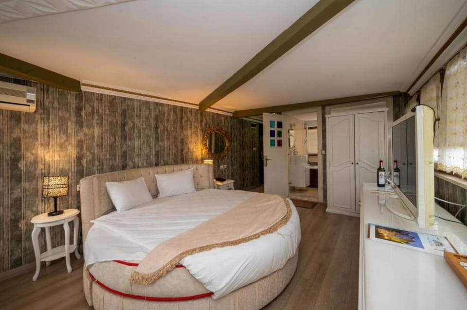 Suite Room | Premium bedding, minibar, in-room safe, desk