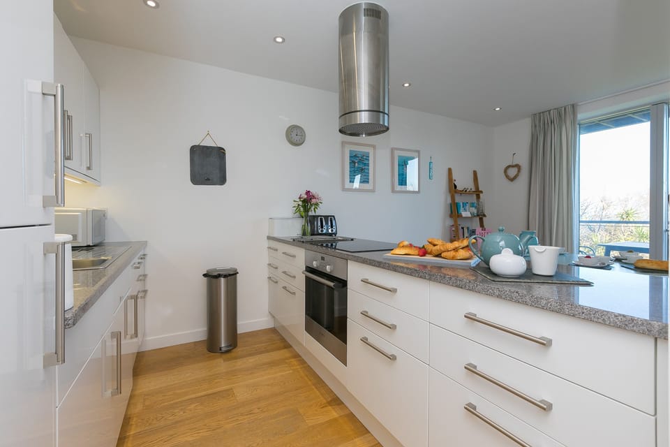 Cottage | Private kitchen | Fridge, dishwasher, electric kettle, cookware/dishes/utensils