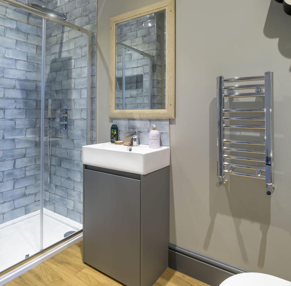 Economy Double Room, Ensuite, Sea View | Bathroom