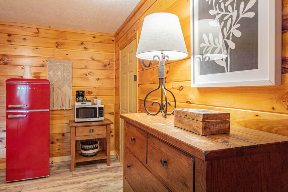 Mitchell Lodge - King Room w/ Mountain View | Hypo-allergenic bedding, individually decorated, individually furnished