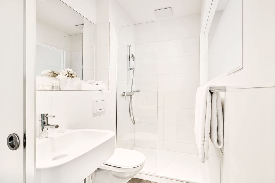 Double Room | Bathroom | Shower, free toiletries, hair dryer, towels