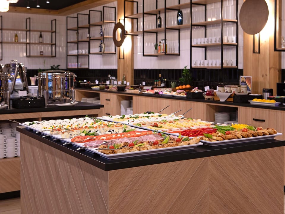 Daily buffet breakfast for a fee