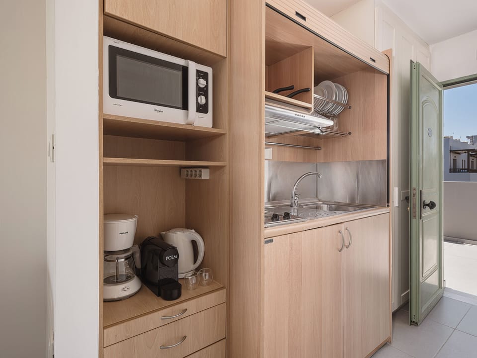Coffee/tea maker, mini-fridge, stovetop, electric kettle
