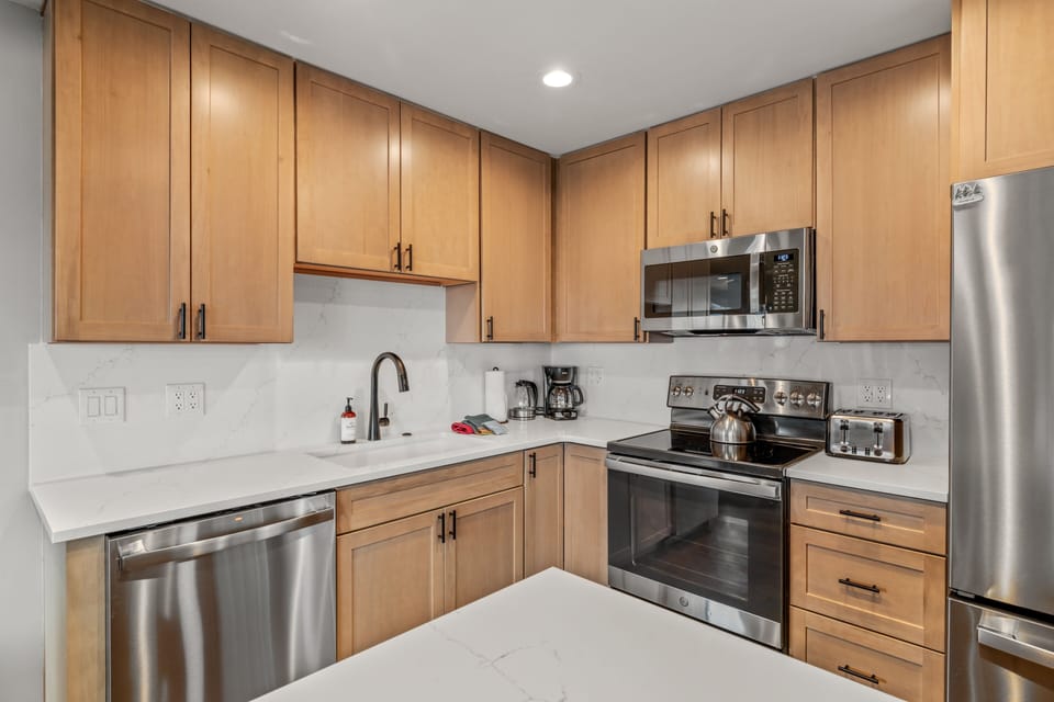 Condo, 3 Bedrooms | Private kitchen | Fridge, oven, coffee/tea maker, toaster