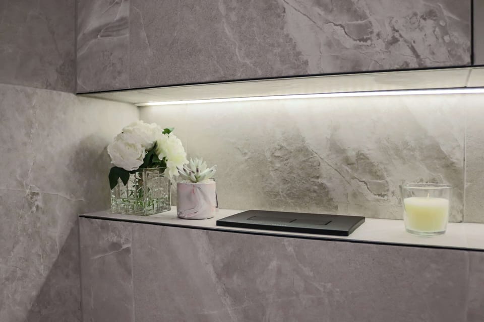 Combined shower/tub, free toiletries, hair dryer, towels