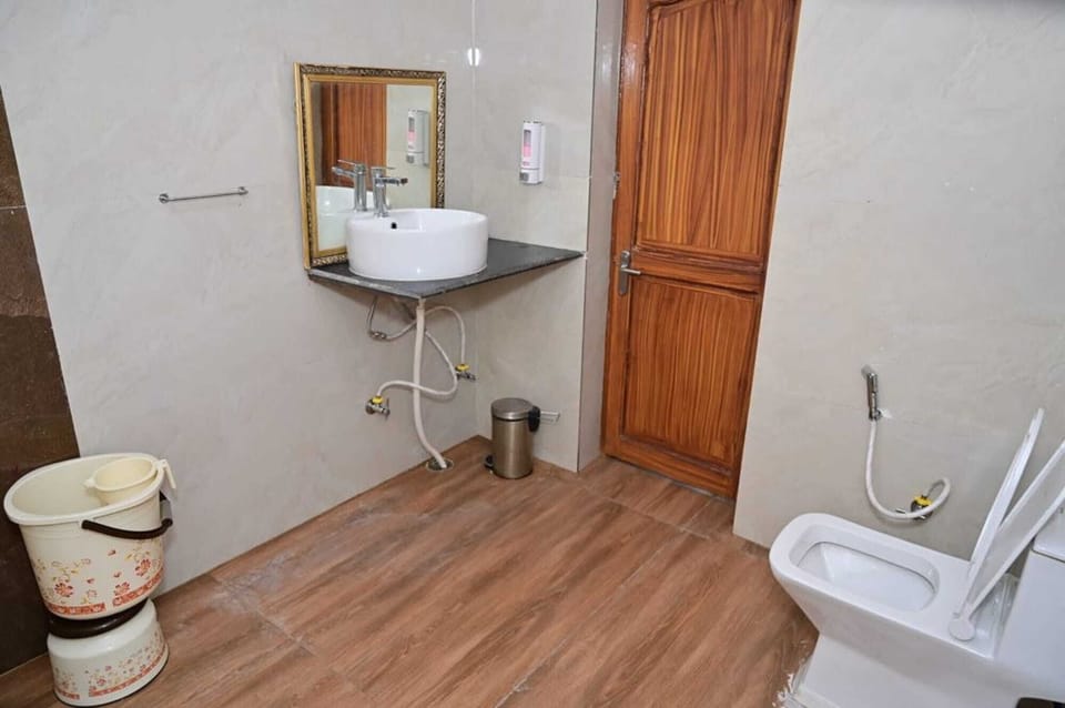 Shower, free toiletries, towels