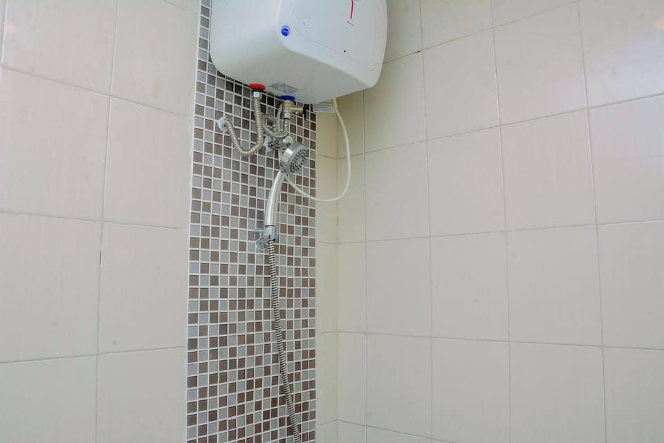 Room | Bathroom | Shower, free toiletries, towels