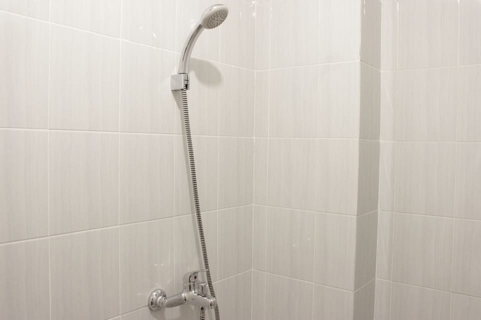 Shower, free toiletries, towels
