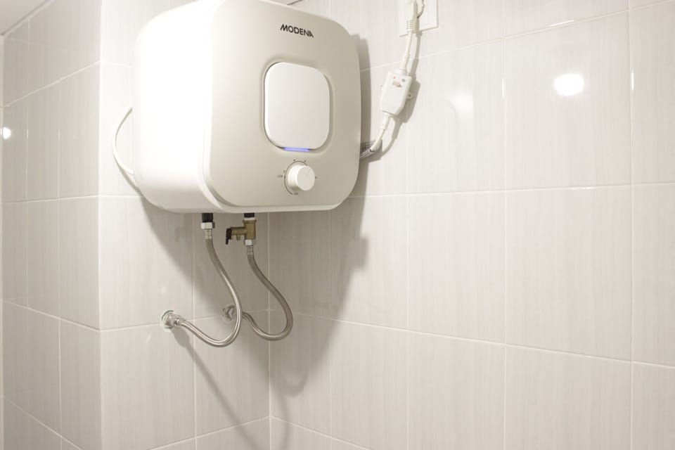 Shower, free toiletries, towels