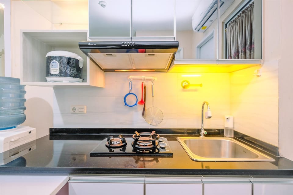 Room | Private kitchen | Fridge, stovetop, cookware/dishes/utensils