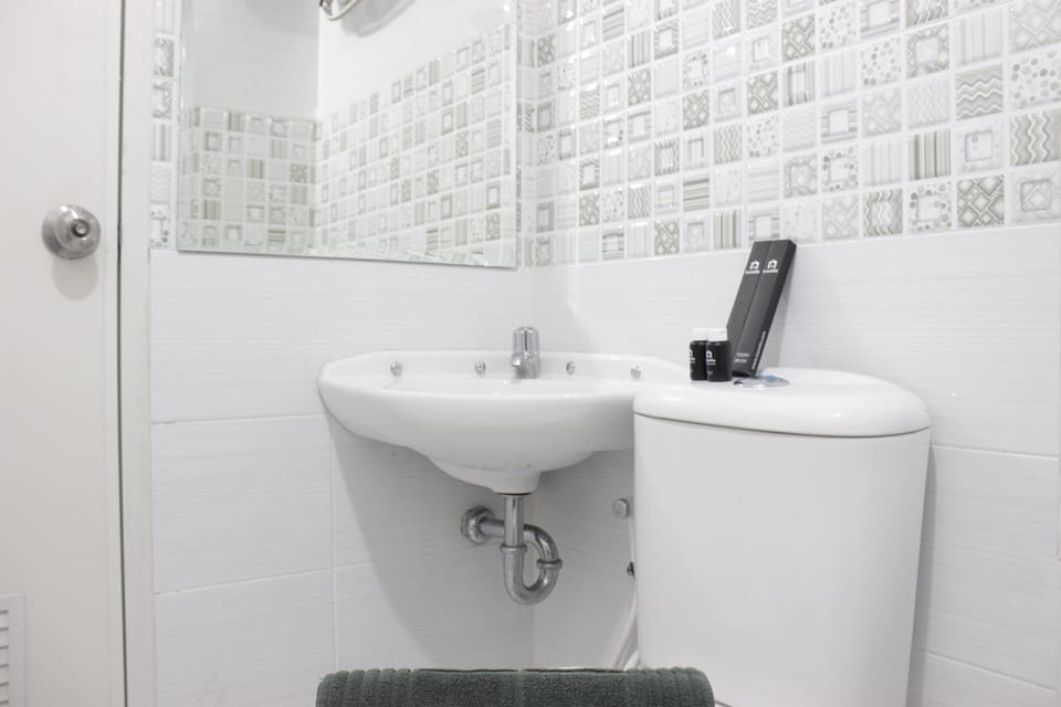 Room | Bathroom | Shower, free toiletries, towels
