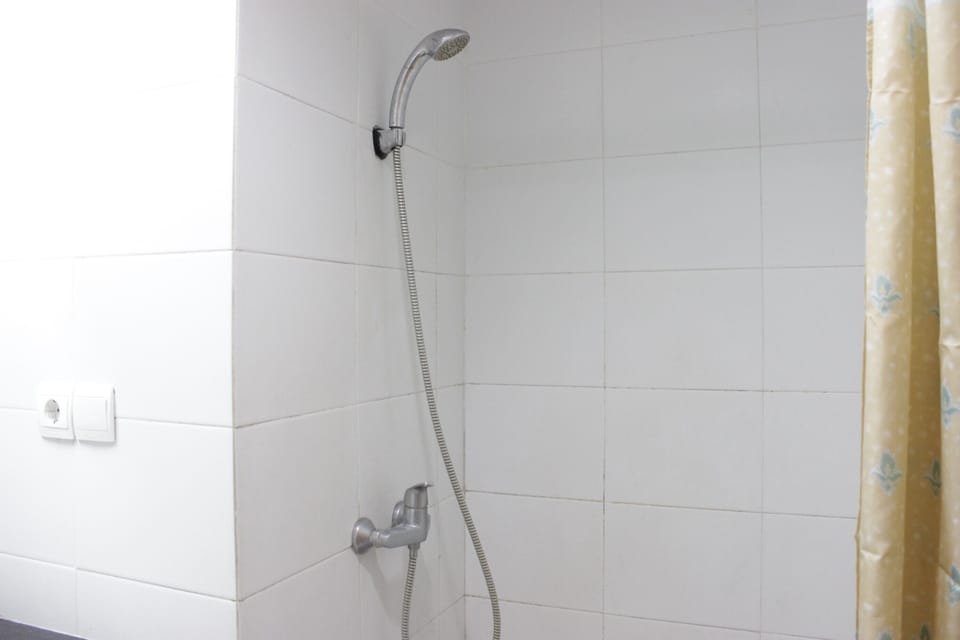 Room | Bathroom | Shower, free toiletries, towels