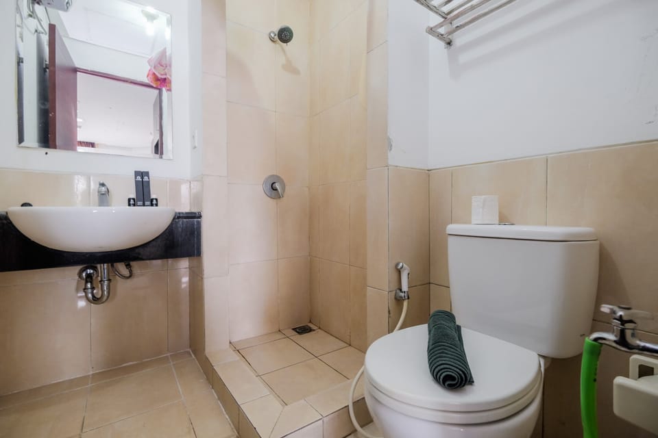 Room | Bathroom | Shower, free toiletries, towels