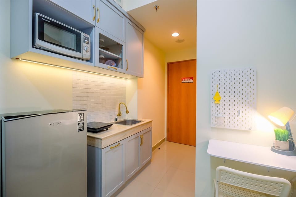 Room | Private kitchen | Fridge, stovetop, cookware/dishes/utensils