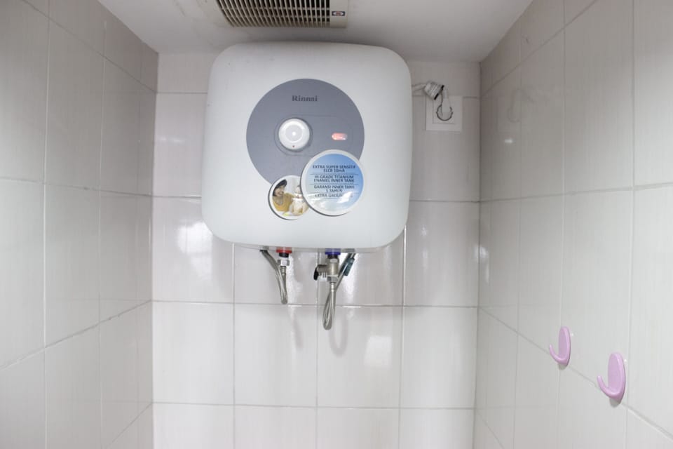 Room | Bathroom | Shower, free toiletries, towels