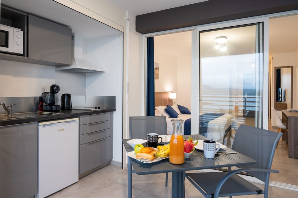 Standard Studio, 1 Queen Bed, Sea View | Private kitchen | Mini-fridge, microwave, stovetop, espresso maker