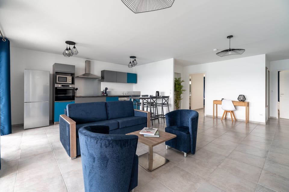 Family Apartment, 2 Bedrooms, 2 Bathrooms | Living area | 125-cm flat-screen TV with satellite channels
