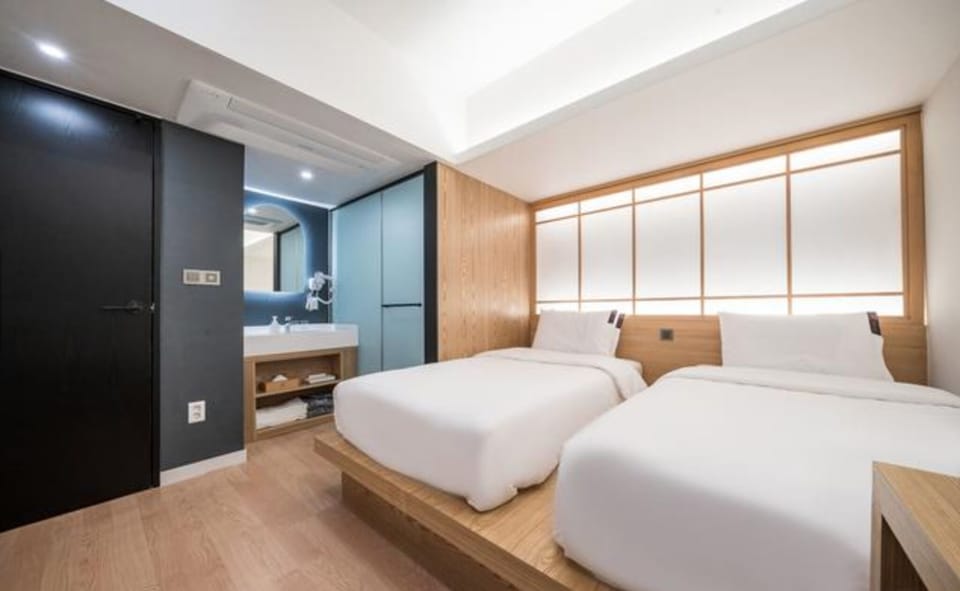 Standard Twin Room | Premium bedding, in-room safe, desk, soundproofing
