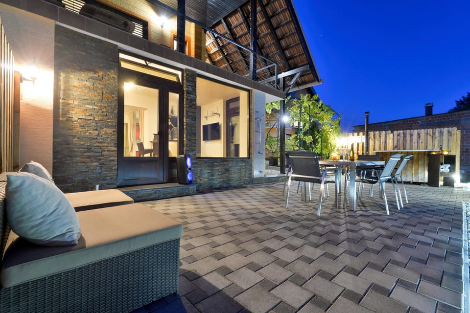 Family House, 2 Bedrooms, Balcony, Mountainside (Twin Oasis Retreat with Pool & Spa) | Outdoor dining