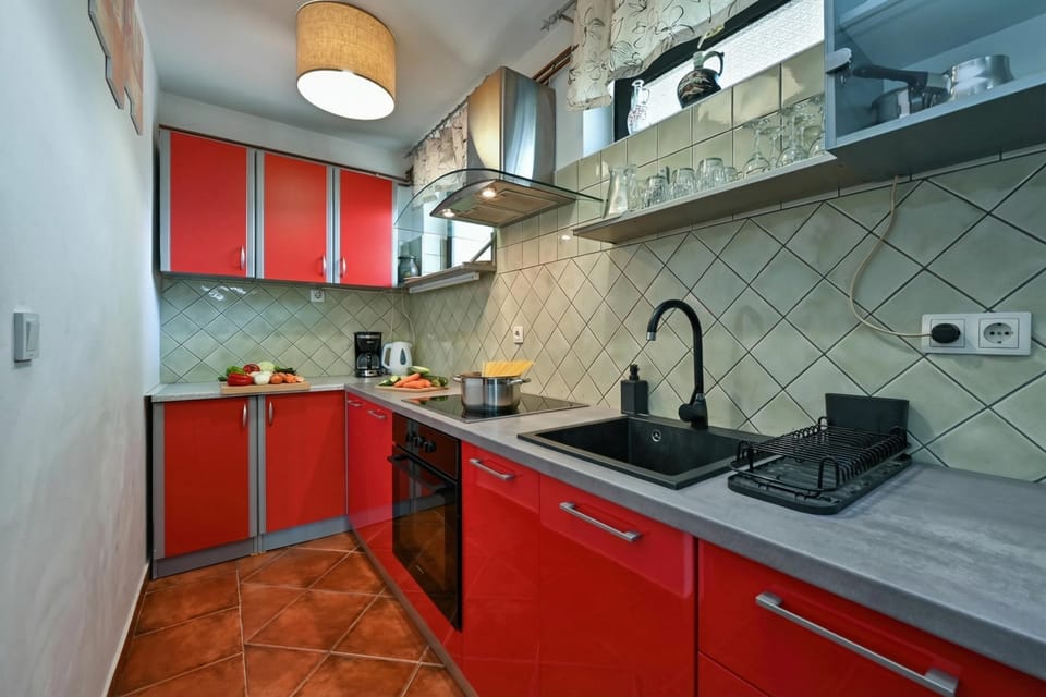 Family House, 2 Bedrooms, Balcony, Mountainside (Twin Oasis Retreat with Pool & Spa) | Private kitchen | Fridge, oven, stovetop, dishwasher