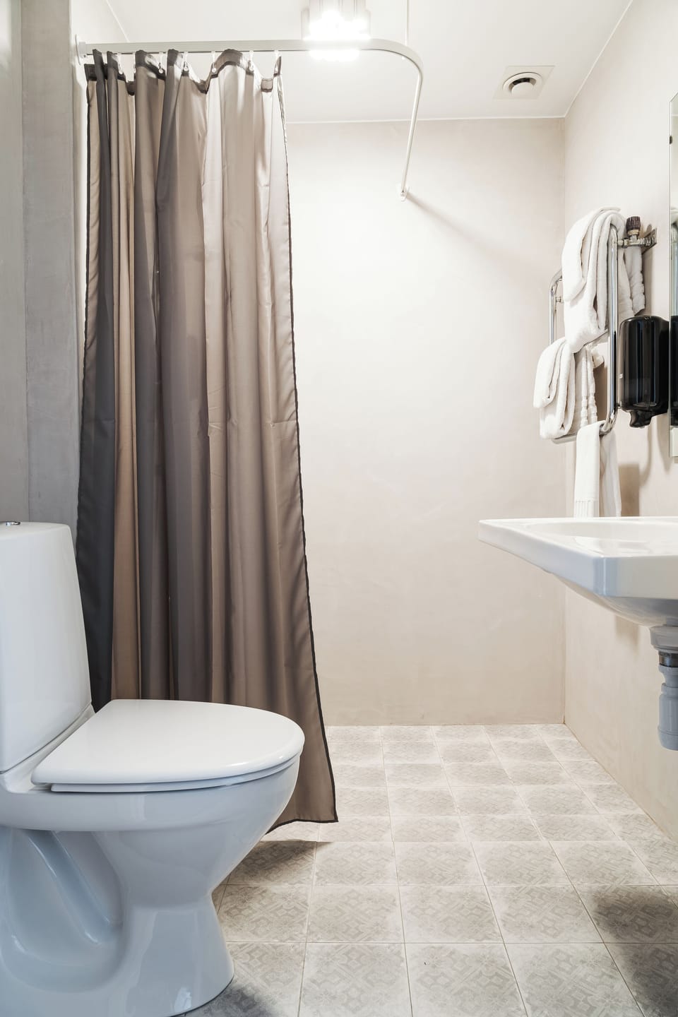 Room, 2 Twin Beds, Non Smoking (Standard Basic) | Bathroom | Hair dryer, towels