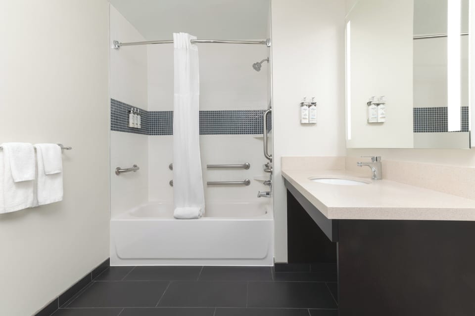 Studio Suite, 1 King Bed, Accessible, Kitchen | Bathroom | Combined shower/tub, free toiletries, hair dryer, towels