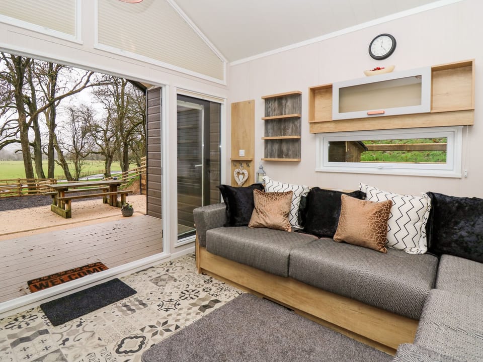 Cottage | Living room | Flat-screen TV, fireplace