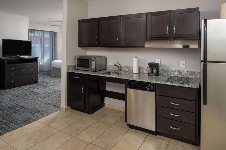 Fridge, microwave, stovetop, dishwasher