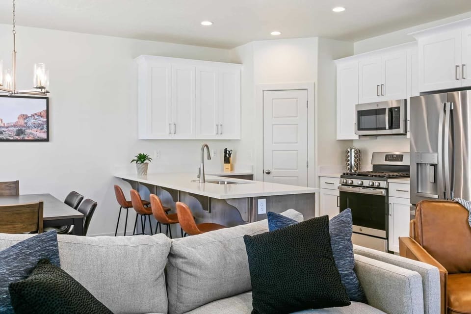 Townhome, 3 Bedrooms | Private kitchen | Fridge, oven, coffee/tea maker, toaster