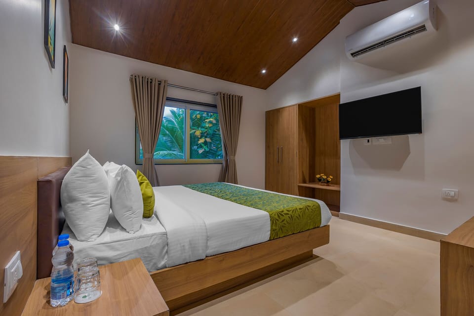 Premium Room | 1 bedroom, premium bedding, in-room safe, desk