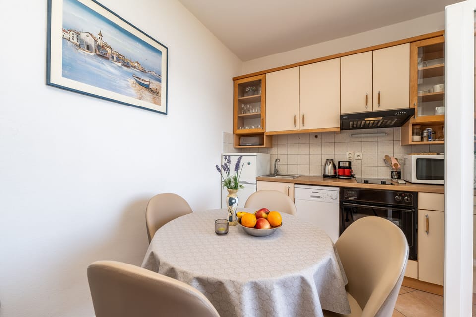Apartment, 2 Bedrooms, Smoking, Balcony | Dining room