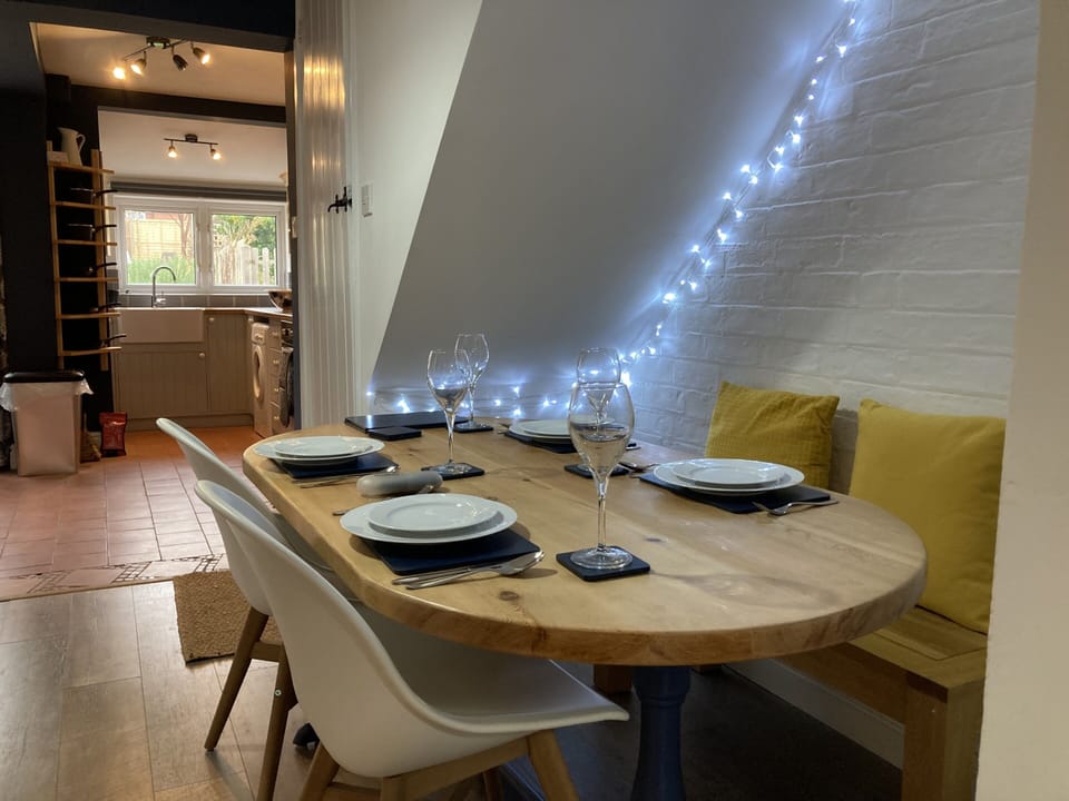 Comfort Cottage, Private Bathroom | Restaurant