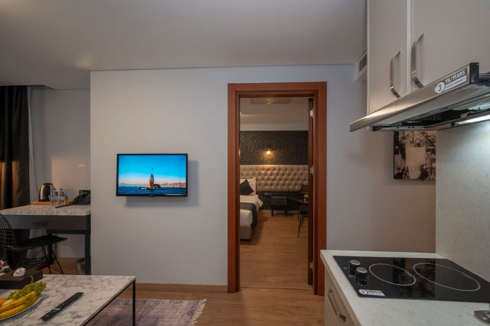 Superior Suite, 1 King Bed with Sofa bed | 1 bedroom, individually decorated, individually furnished, desk